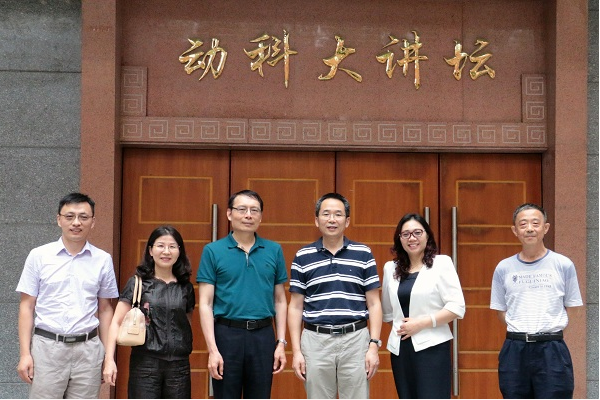 Prof. Burton B. Yang Visited College of Animal Science for